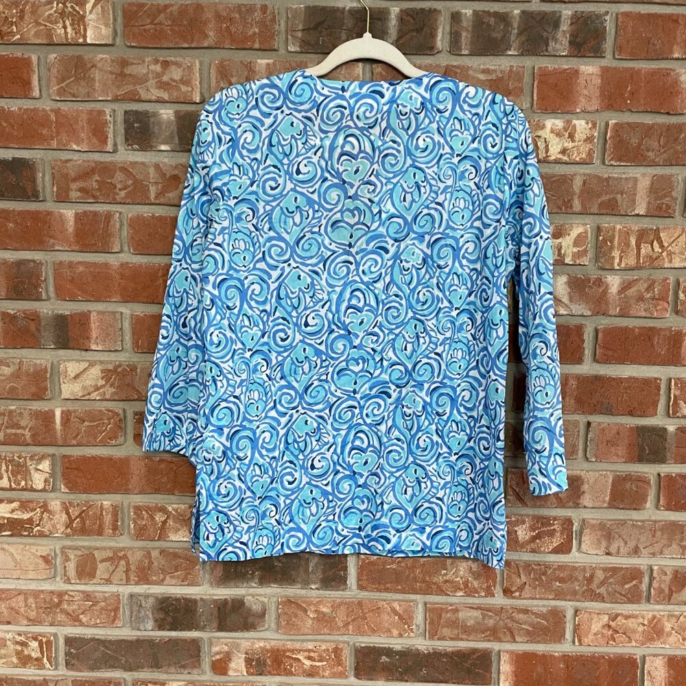Lilly Pulitzer Amelia Island Blue White Chasing Tail Fish Small Tunic Blouse EUC - Picture 2 of 12
